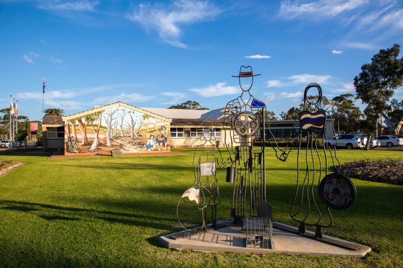 Photo of mural and sculpture at the Moora Shire Council grounds.